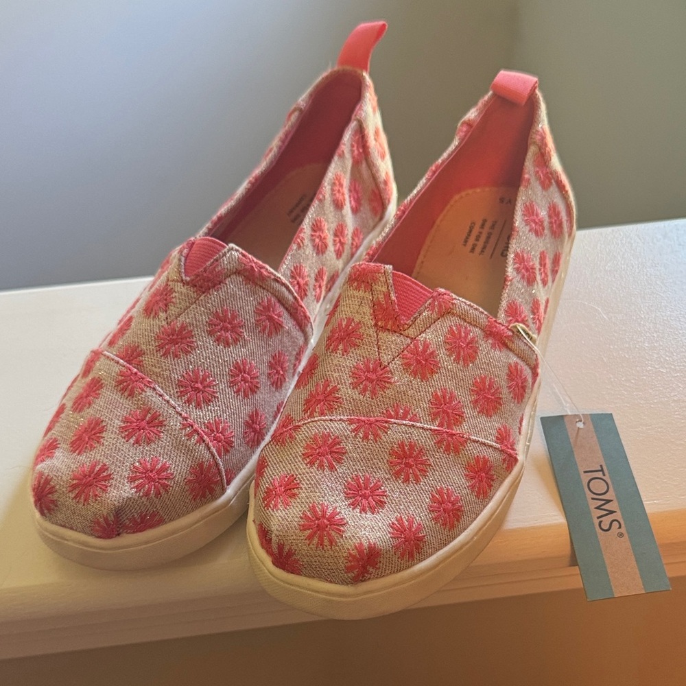 NWT TOMS Pink Daisy Pattern Slip-Ons
